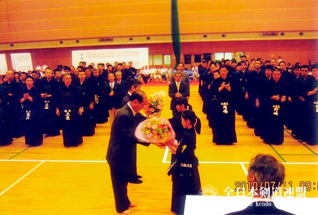東北・北海道対抗剣道大会開会式で両軍監督に花束の贈呈
