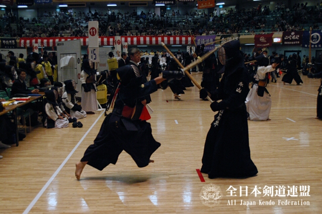 基本判定を取り入れた全日本少年少女武道（剣道）錬成大会の試合風景