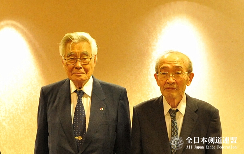 定時評議員会での加賀谷副会長（右）と筆者